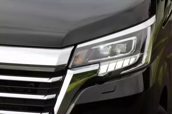 「VIP御用達は間違いなし！　年内発売予定のトヨタ・グランエースが初披露【東京モーターショー2019】」の画像