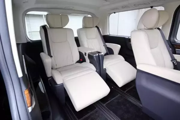 「VIP御用達は間違いなし！　年内発売予定のトヨタ・グランエースが初披露【東京モーターショー2019】」の画像