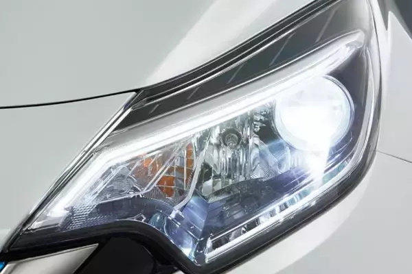 「ブラック化でスポーティ度がグッとアップ！　日産ノートNISMOシリーズ３モデルに特別仕様車設定」の画像