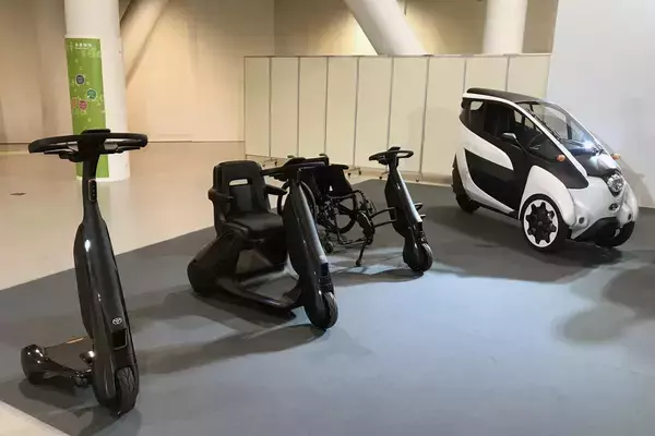 「トヨタが2020年発売の「超小型EV」を展示！　一充電で100kmの走行が可能【東京モーターショー2019】」の画像