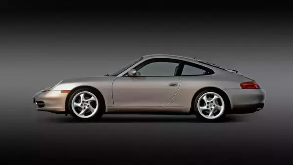 「ポルシェでも失敗するのか？　ポルシェフリークの間でいまだに議論を呼ぶ996型ポルシェ991の中身」の画像