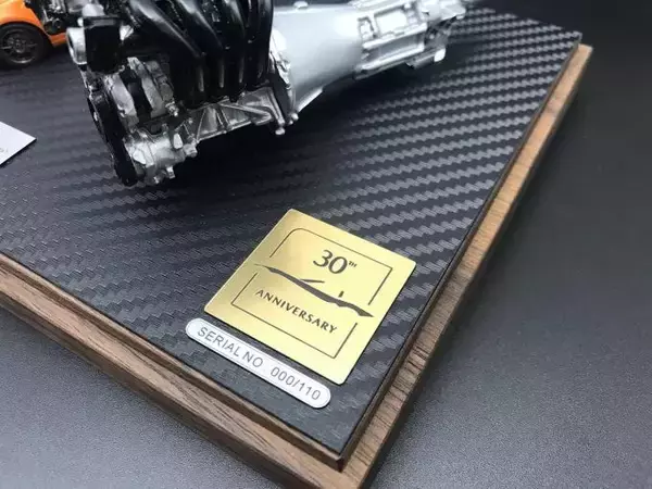 「実車オーナーは手に入れたい逸品！　マツダ・ロードスター30周年記念モデルの精密スケールモデルが登場」の画像