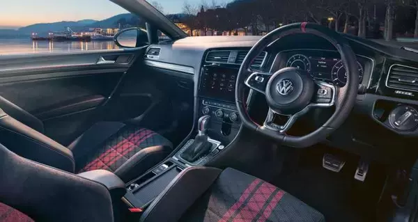 「レーシングDNAを注入！　最強のVWゴルフGTI「TCR」が600台限定で発売」の画像