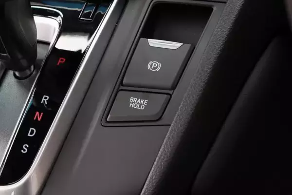 「メーカーの独自色を出してどうする！　操作や名称を統一すべきクルマの装備９選」の画像