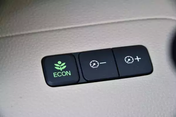 「メーカーの独自色を出してどうする！　操作や名称を統一すべきクルマの装備９選」の画像