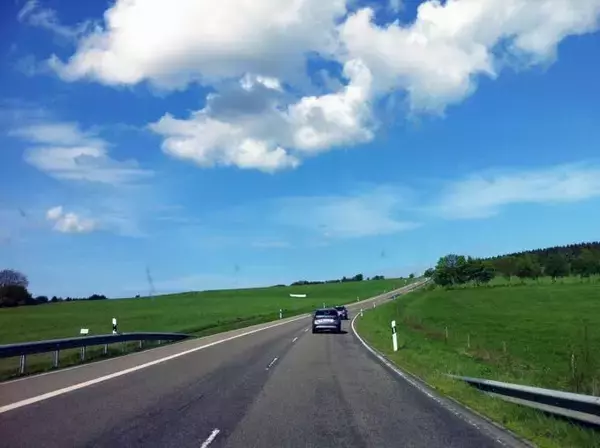 「クルマ好きなら死ぬまでに1度は走れ！　レーシングドライバーが推すドイツのドライブルート３選」の画像