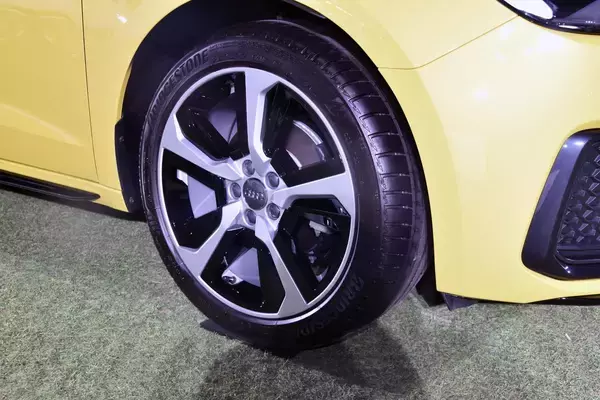 「アウディから新型A1 Sportbackが登場！　コンパクトなボディとしながら室内空間を拡大」の画像