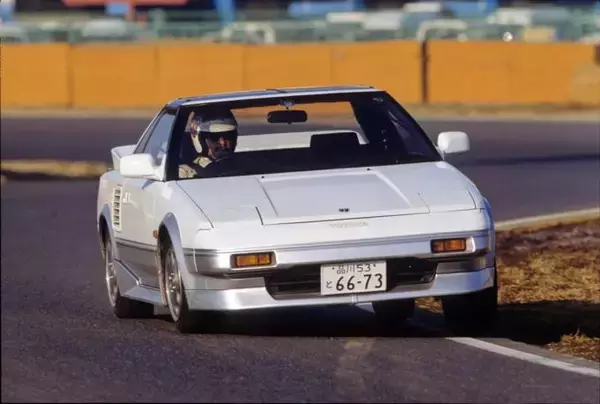 「偶然か？　それともパクリか？　驚くほど似たデザインの輸入車と国産車３組」の画像