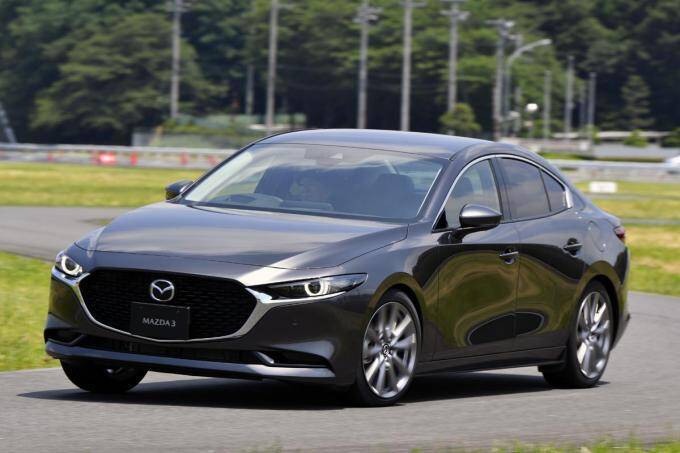 セダンはオッサンの乗りものじゃない！　イケてる女子こそ乗るべきエレガントな小型セダン４選