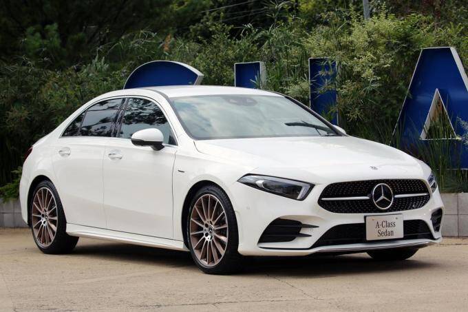 セダンはオッサンの乗りものじゃない！　イケてる女子こそ乗るべきエレガントな小型セダン４選