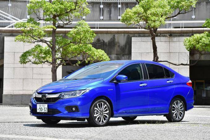 セダンはオッサンの乗りものじゃない！　イケてる女子こそ乗るべきエレガントな小型セダン４選