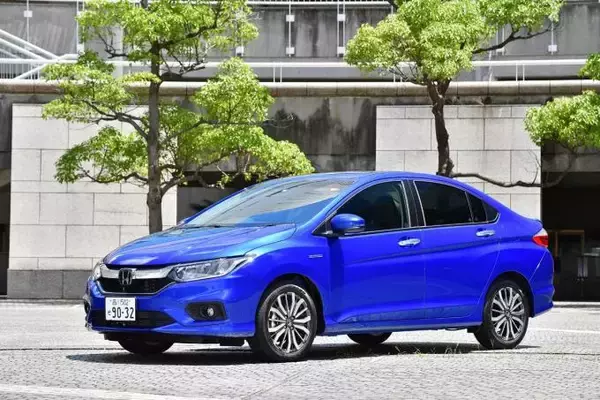 「セダンはオッサンの乗りものじゃない！　イケてる女子こそ乗るべきエレガントな小型セダン４選」の画像