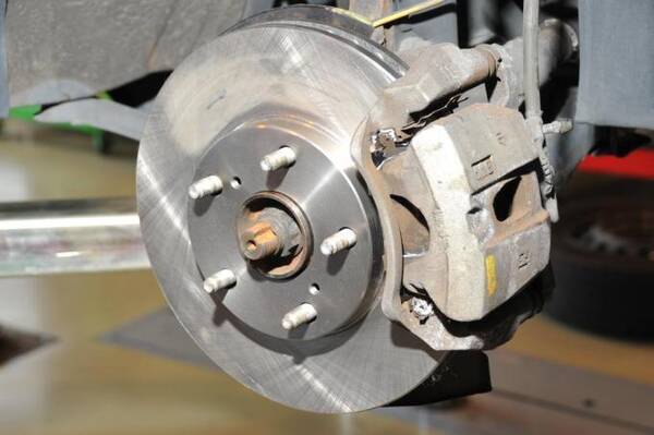 噂の真相 クルマのブレーキの キーキー音 はメーカーがわざと発生させているって本当 19年11月15日 エキサイトニュース