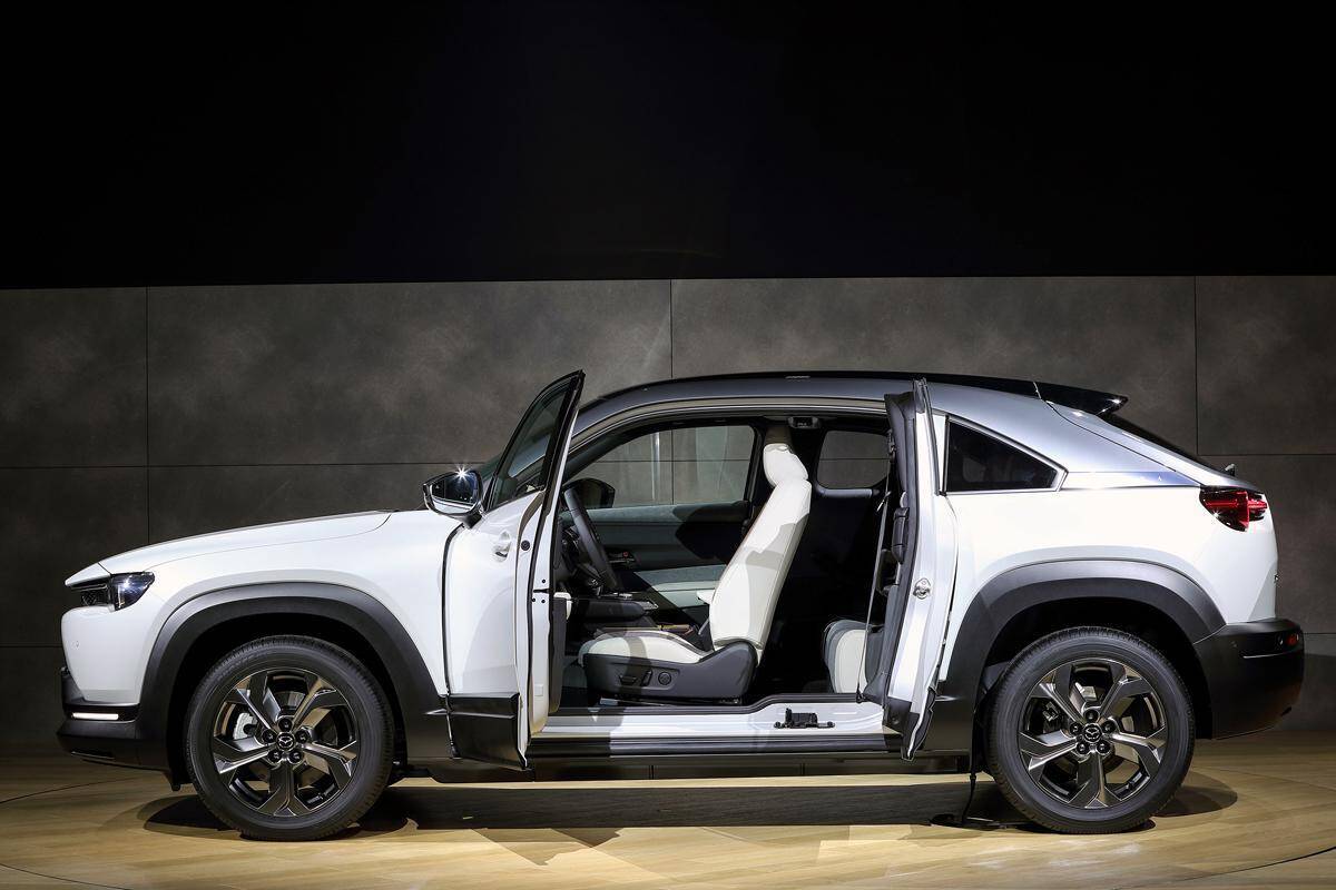 CX-30の派生車種？　 ロータリーエンジンを搭載？　マツダ初の量産EV「MX-30」の謎に迫る