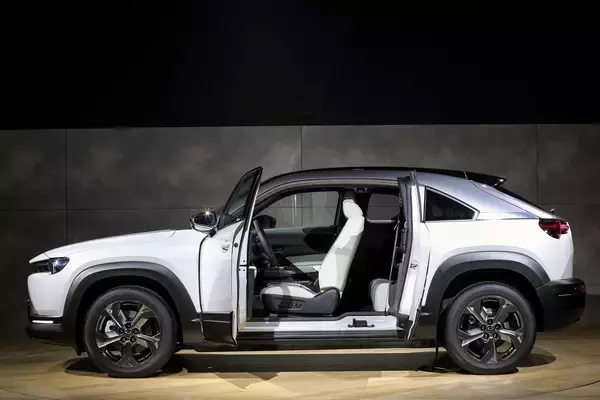 「CX-30の派生車種？　 ロータリーエンジンを搭載？　マツダ初の量産EV「MX-30」の謎に迫る」の画像