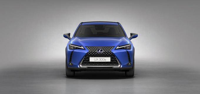 レクサスがブランド初の電気自動車「UX300e」を公開！　走りと環境性能を両立