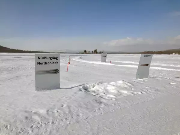 「日本のメーカーは雪道走行を甘く見すぎ？　海外で開催されるクルマの「ウインタードライブレッスン」の驚くべき中身とは」の画像