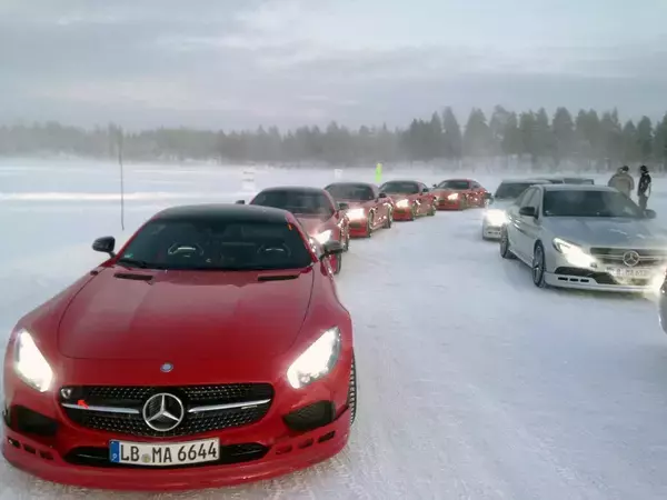 「日本のメーカーは雪道走行を甘く見すぎ？　海外で開催されるクルマの「ウインタードライブレッスン」の驚くべき中身とは」の画像