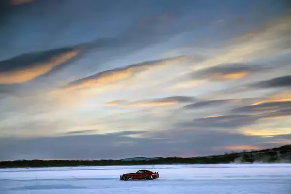「日本のメーカーは雪道走行を甘く見すぎ？　海外で開催されるクルマの「ウインタードライブレッスン」の驚くべき中身とは」の画像