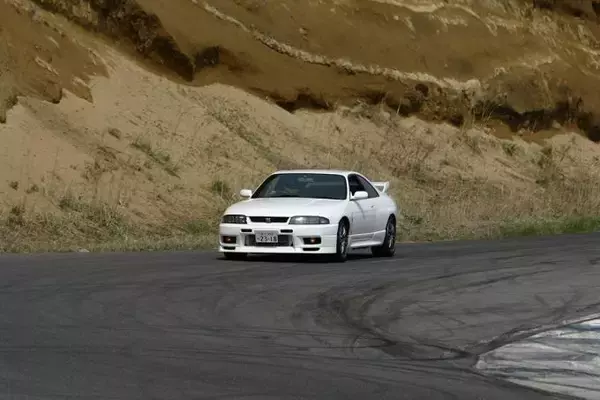 「「アウト・イン・アウト」は過去のテクニック？　レーシングドライバーが解説する本当の意味とイマドキの走り方とは」の画像