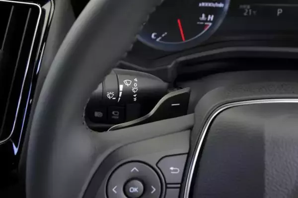 「作動タイミングに満足している人は半分以下！　意外と知らないクルマのオートライト＆オートワイパーの感度調整」の画像