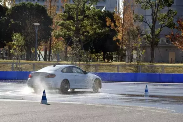 「運転する楽しさを全力で体感！　BMW Mで体験するドリフトプログラムに新人編集部員が挑戦」の画像