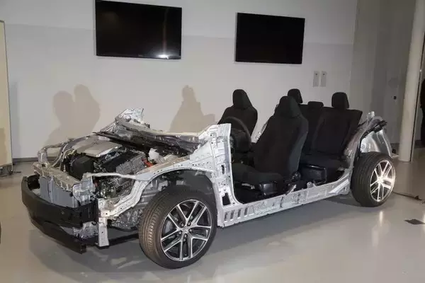 「自動車部品メーカーの再編加速！　クルマのコストは下がるも無個性化する懸念」の画像