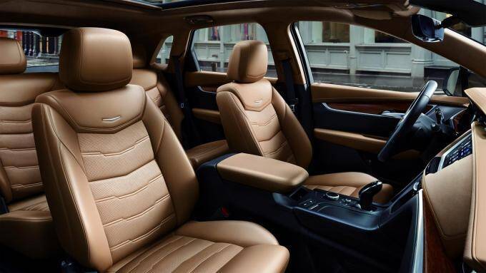 「エレガント」と「スポーティ」　キャデラックXT5にタイプの異なる2グレードを新導入