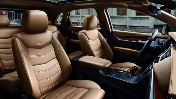 「「エレガント」と「スポーティ」　キャデラックXT5にタイプの異なる2グレードを新導入」の画像