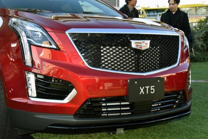 「エレガント」と「スポーティ」　キャデラックXT5にタイプの異なる2グレードを新導入