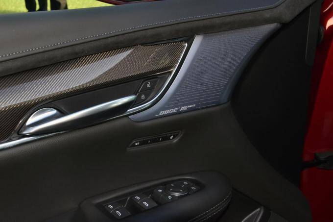 「エレガント」と「スポーティ」　キャデラックXT5にタイプの異なる2グレードを新導入