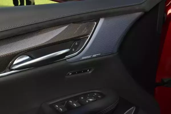 「「エレガント」と「スポーティ」　キャデラックXT5にタイプの異なる2グレードを新導入」の画像