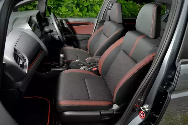 「お金があっても高級装備のほうがいいとは限らない？　選べるクルマの装備６つのメリット・デメリット」の画像