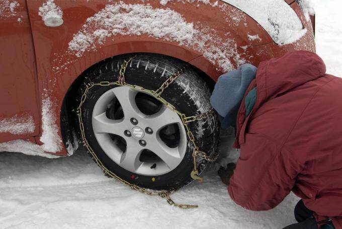 雪道はスタッドレスだけじゃダメな場合も タイヤチェーンを積んでおくべき理由とは 19年12月12日 エキサイトニュース