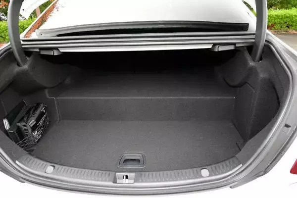 「【試乗】メルセデス・ベンツE350deは日本待望のパワーユニット搭載！　速くて静かで言うことなしのデキ」の画像