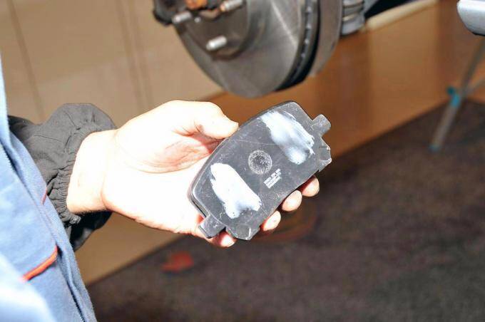 【オイルにタイヤにブレーキパッド！】山のように出るクルマの消耗品の行方とは