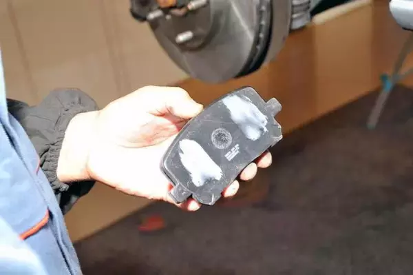 「【オイルにタイヤにブレーキパッド！】山のように出るクルマの消耗品の行方とは」の画像