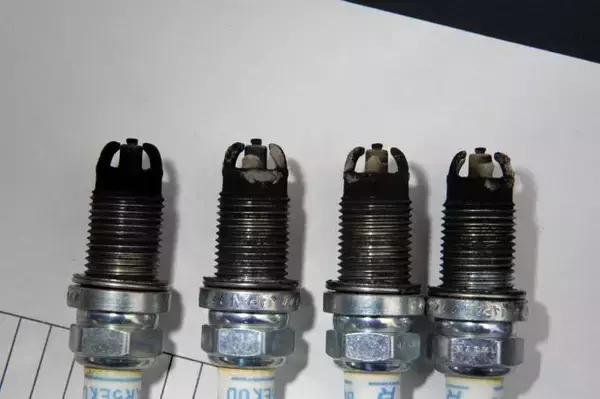 「【オイルにタイヤにブレーキパッド！】山のように出るクルマの消耗品の行方とは」の画像