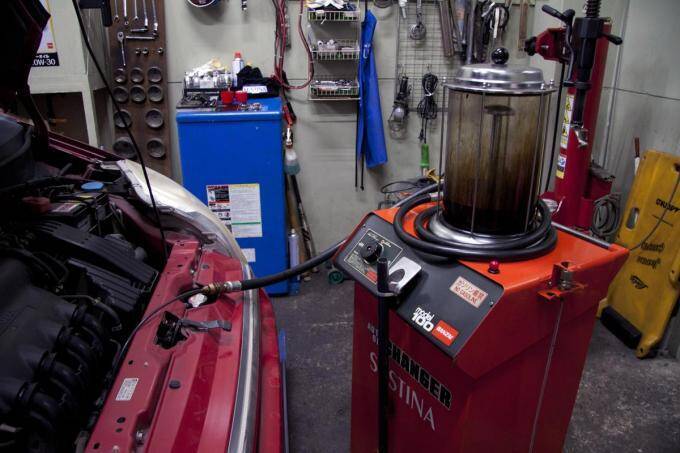 【オイルにタイヤにブレーキパッド！】山のように出るクルマの消耗品の行方とは