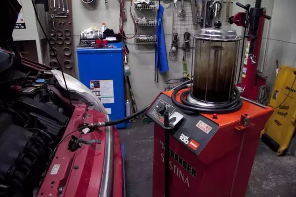 「【オイルにタイヤにブレーキパッド！】山のように出るクルマの消耗品の行方とは」の画像