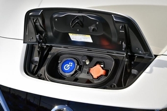 【なぜ世界的に統一されない？】ユーザーメリットを損なうのにEVの充電ソケットが多数存在するワケ