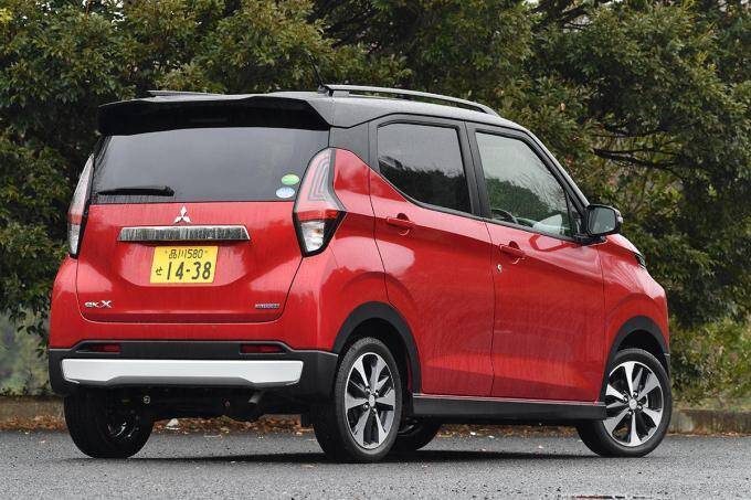 【試乗】個性的なルックスで若者男子に大人気！　乗ればクルマ好き化不可避の三菱eKクロスの魅力とは