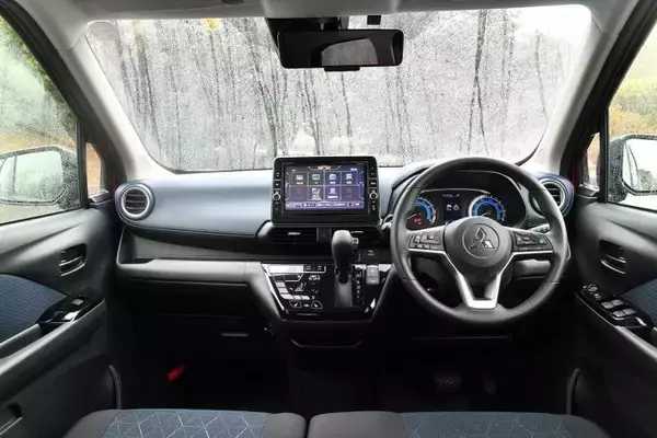 「【試乗】個性的なルックスで若者男子に大人気！　乗ればクルマ好き化不可避の三菱eKクロスの魅力とは」の画像