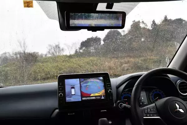 「【試乗】個性的なルックスで若者男子に大人気！　乗ればクルマ好き化不可避の三菱eKクロスの魅力とは」の画像