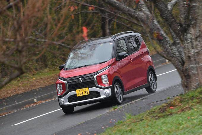 【試乗】個性的なルックスで若者男子に大人気！　乗ればクルマ好き化不可避の三菱eKクロスの魅力とは