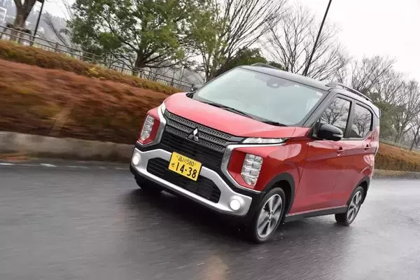 「【試乗】個性的なルックスで若者男子に大人気！　乗ればクルマ好き化不可避の三菱eKクロスの魅力とは」の画像