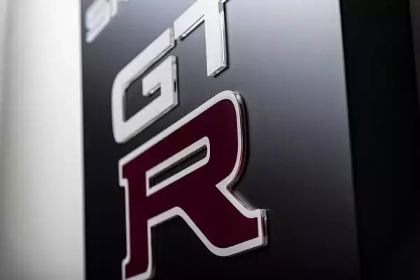 「自宅やガレージをGT-Rエンブレムが彩る！　日下エンジニアリングからファン必見のLEDディスプレイ発売」の画像