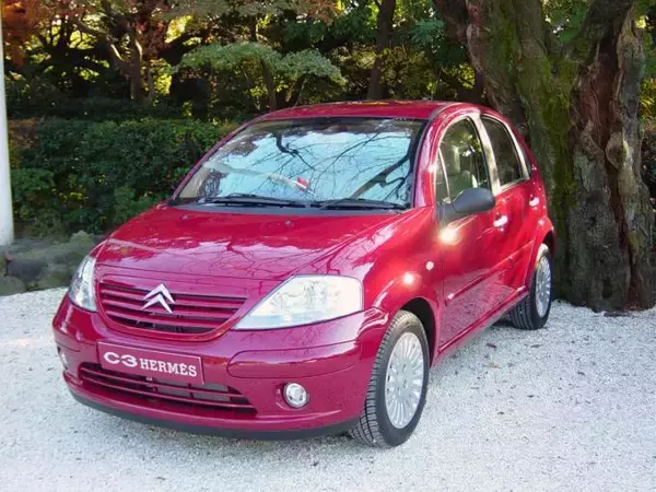 「【エルメスにコーチにポール・スミス！】激レアな世界のハイブランドとコラボしたクルマ５選とその中身」の画像