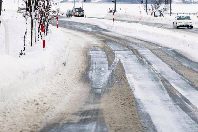 ウエットと見分けがつかない恐怖のブラックアイスバーン 濡れた路面より3 5倍も制動距離が伸びる凍結路面を見分ける方法と走り方とは 年1月13日 エキサイトニュース