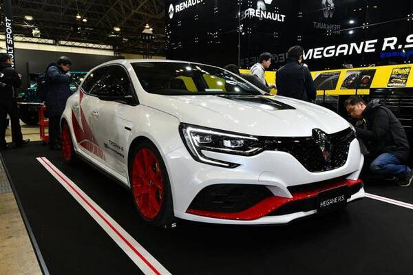 ニュル量産ff車最速のルノー メガーヌr S トロフィーrが日本初披露 谷口信輝が魅力を語る 東京オートサロン 年1月10日 エキサイトニュース